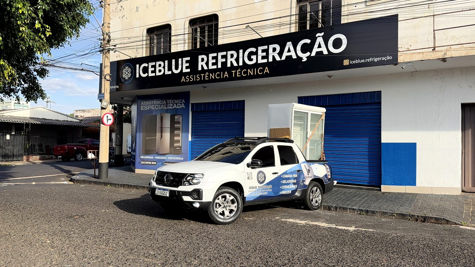 Fachada da Iceblue Refrigeração e viatura da equipe, em Uberlândia-MG
