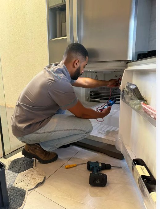 Técnico da Iceblue consertando uma geladeira em Uberlândia